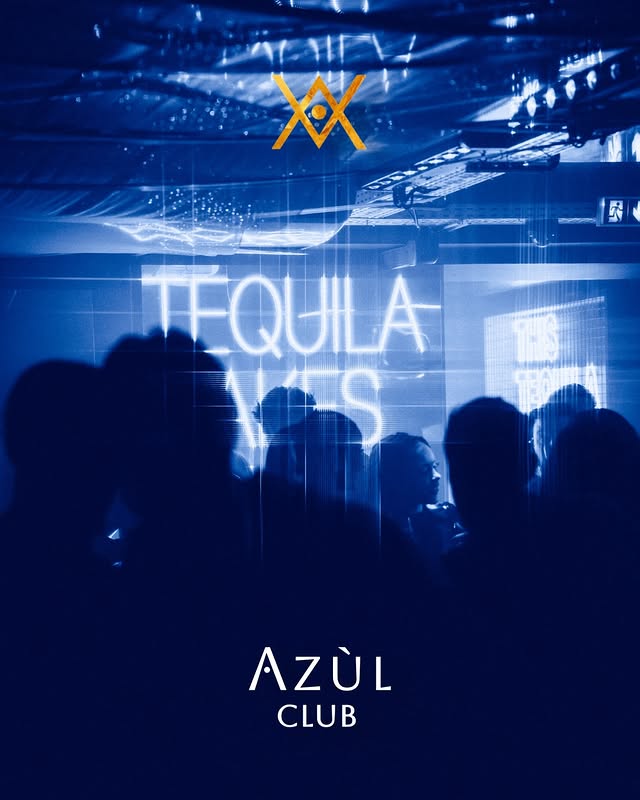 Ambiance de l'Azùl Club - néon Tequila et foule